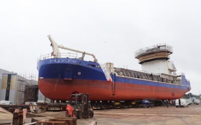 Manœuvres dans le Port de Concarneau, Construction et Réparation navales pour déplacer la Drague Hydromer ! 
