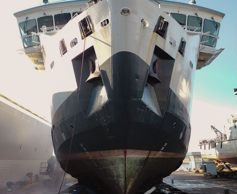 Le navire à passagers Île de Groix à l’ascenseur à bateaux, au Port de Concarneau, Construction et Réparation Navales