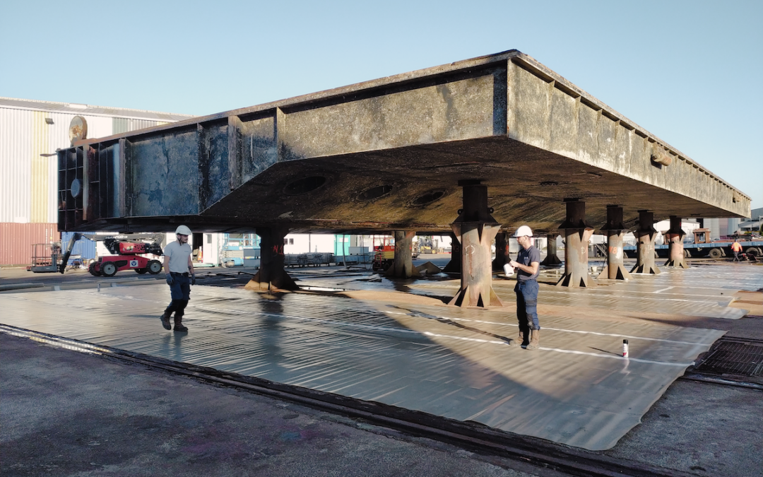 Port de Concarneau, Construction et Réparation Navales : le Bateau-porte forme 3 de Lorient en carénage