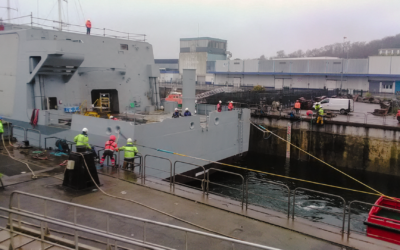 Pour la première fois, Carenco fait entrer un navire à marée basse dans la cale sèche du Port de Concarneau, Construction et Réparation Navales