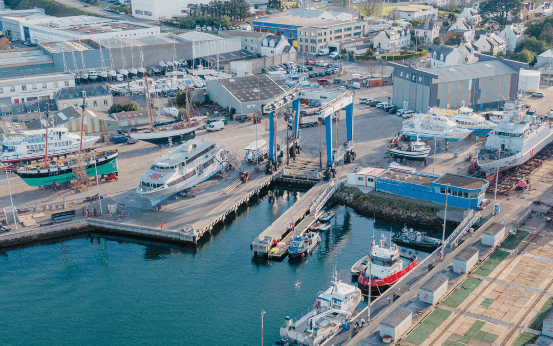 The strap lift at the Port of Concarneau, Construction et Réparation Navales: power and versatility