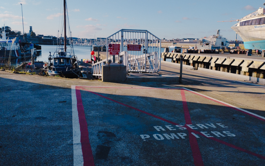 Moins de gaspillage, plus de sécurité : le Port de Concarneau, Construction et Réparation Navales, utilise l’eau de mer pour lutter contre les incendies